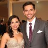 Persoane îmbrăcate elegant pentru un eveniment formal.